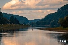 Rooster 2026 Annual Fortune and Detailed Forecast: The Toughest Age for Rooster Women Born in 1981