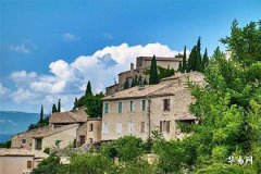 The Fate of Men with Short and Thick Fingers: The Connection Between Wealth and Personality