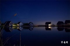 Why are there said to be two destinies for those born in the Zi hour? What is the significance of the Zi hour in fortune-telling?