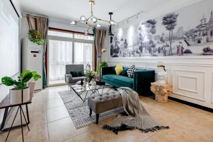 What Feng Shui Paintings Should Be Hung in the Living Room to Improve Luck?