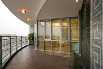 Is it better for a balcony to face east or west? How to choose balcony colors?