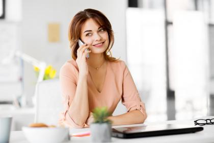 Analysis of the Facial Features of Women with Round Faces and Low Nose Bridges