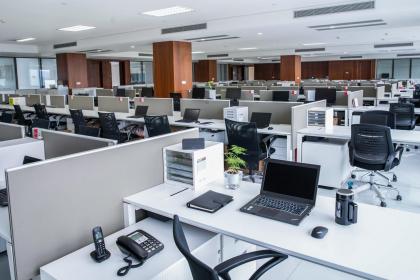 What kind of office has the 'Chuan Xin Sha' (Through-the-Heart Sha) feng shui problem, and how to resolve it?