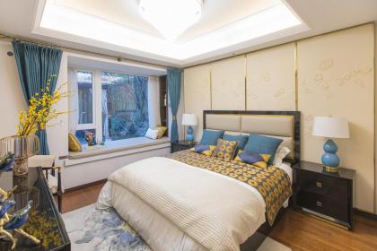 Which Groups of People Should Avoid Using Red to Decorate the Bedroom?