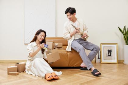 Will a man born in the Pig hour and a woman born in the Pig hour stay married for life? Can they get married?