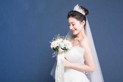 Is it in conflict for a woman born in the hour of Wu to marry a man born in the hour of Wei? Will they be happy together forever?