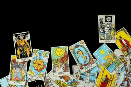 Tarot Card Moon's Love and Career Fate Interpretation